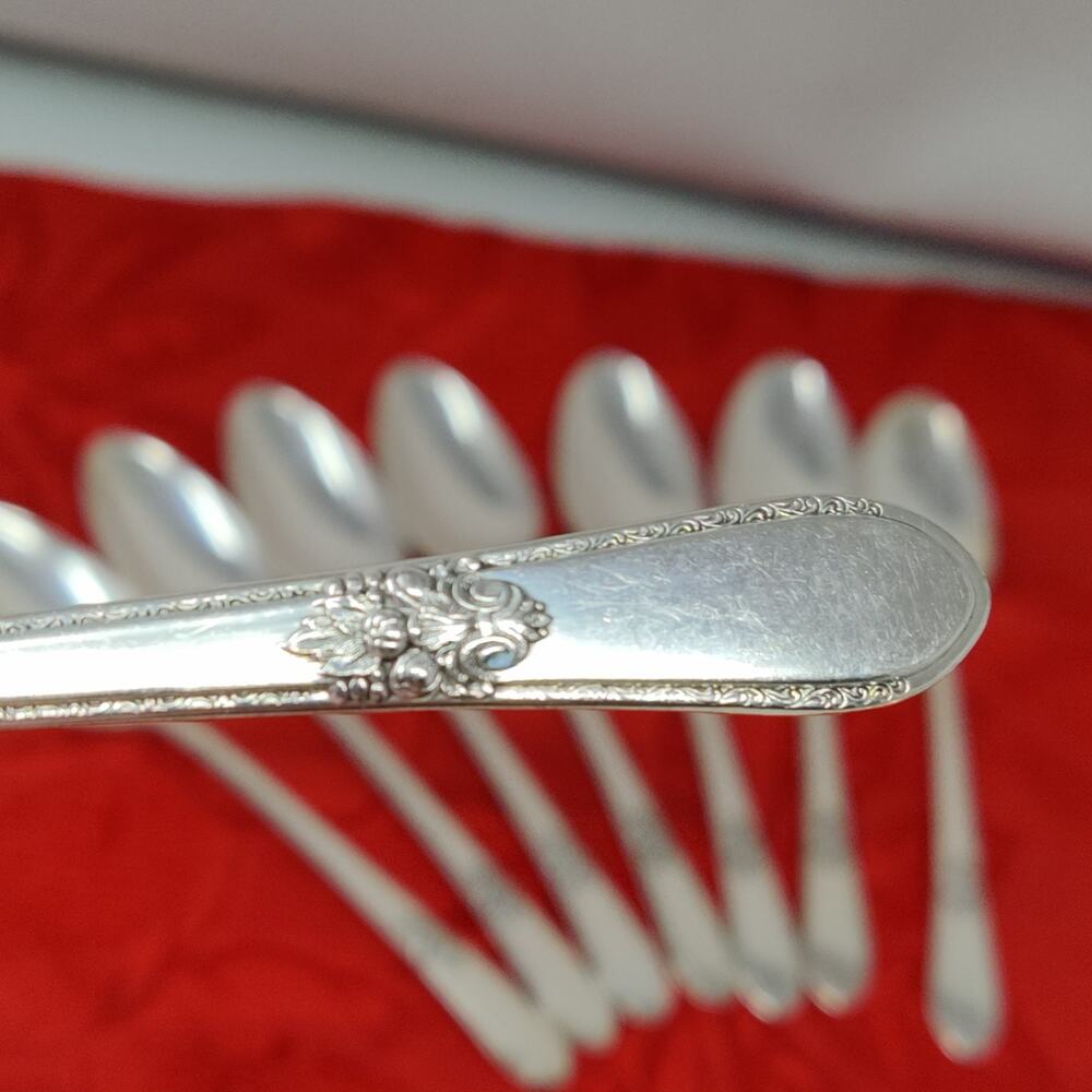 8X Tsp Rogers Bros ADORATION International SilverPlate Teaspoons Silver plated